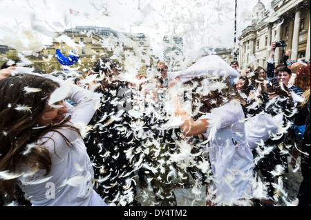 Menschen sammeln auf dem Trafalgar Square, International Pillow Fight Day teilzunehmen. Stockfoto