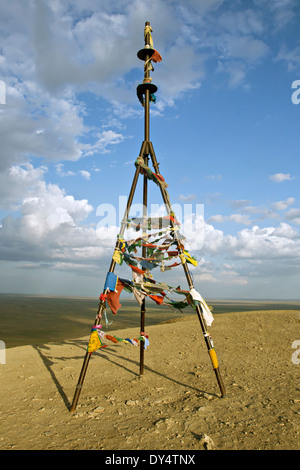 Triangulation markieren mit buddhistischen Gebetsfahnen auf dem Gipfel eines Berges Stockfoto