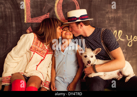 Vater und Mutter Tochter auf Wange küssen Stockfoto