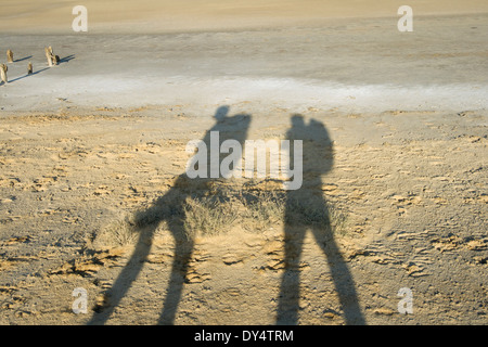 Schatten von zwei Reisenden gegen kargen trockenen Landschaft Stockfoto