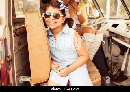 Mädchen mit Sonnenbrille im Auto Stockfoto