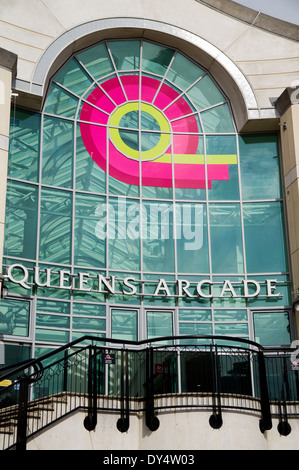 Im ersten Stock Eingang zum Queens Arcade, St. Davids Shopping Centre, Cardiff, Wales, UK. Stockfoto