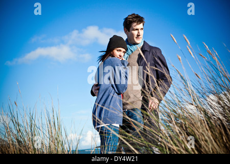 Paar steht auf Sanddünen, Bournemouth, Dorset, Großbritannien Stockfoto