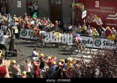 2004 Tour de France-St-Flour Baustufe 10. Gelbe Jursey Gruppe. Thomas Voeckler (Yellow) Lance Armstrong hinter. Stockfoto