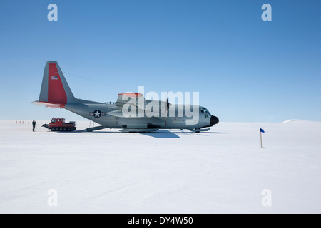New York Air National Guard bietet Wissenschaftlern und liefert an Camp Raven zugunsten die Studie der globalen Erwärmung Stockfoto