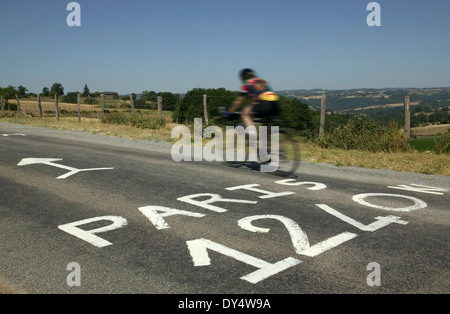 2004 Tour de France-St-Flour Stage 11 Fahrer Kreuzung Straße Grafitti. Stockfoto