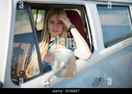 Porträt der jungen Frau im Wohnmobil Stockfoto