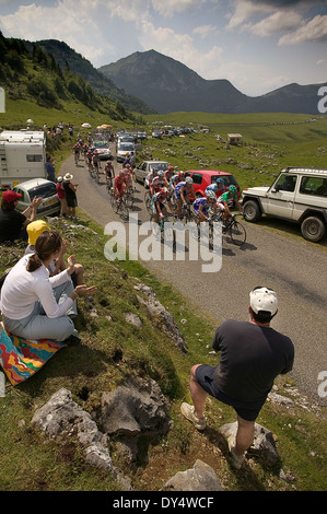 2004 Tour de France Fahrer auf Stufe 13 Col d Agnes Stockfoto