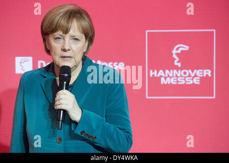 Hannover, Deutschland. 7. April 2014. Bundeskanzlerin Angela Merkel bei ihrem Eröffnungsrundgang der Hannovermesse 2014 in Hannover, Deutschland, 7. April 2014 spricht. Die Fachmesse findet vom 07 April bis 11. April 2014. Das diesjährige Partnerland ist die Niederlande. Foto: JULIAN STRATENSCHULTE/Dpa/Alamy Live News Stockfoto