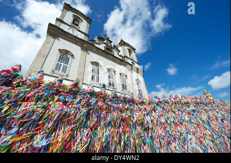 Wand der Wunsch Bänder wehen im Wind an der berühmten Igreja Nosso Senhor Do Bonfim da Bahia Kirche in Salvador Bahia Brasilien Stockfoto