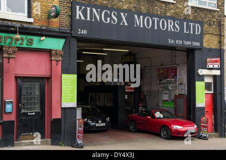 Auto-Werkstatt in der Nähe von Kings Cross St. Pancras Station in London England Vereinigtes Königreich Großbritannien Stockfoto