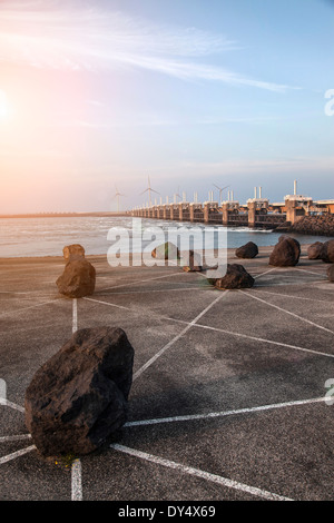 Bau von Windkraftanlagen und östlichen Schelde Sturmflutwehr entwickelt, um die Niederlande vor Überschwemmungen zu schützen. Neeltje Stockfoto