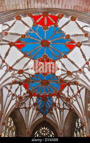 Reich verzierte Decke in der Abtei von der seligen Jungfrau Maria, Tewkesbury, Gloucestershire, England Stockfoto