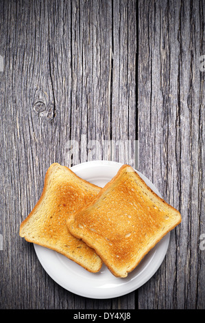 Hintergrund mit Scheiben Toastbrot und Altholz Stockfoto