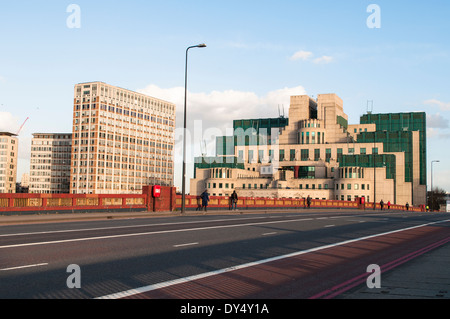 SIS - Secret Intelligence Service, Gebäude, ehemals MI6 Gebäude, Albert Embankment, London, UK Stockfoto