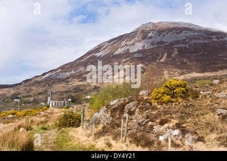 Irland, Co. Donegal, Dunlewey, verlassene Glenveagh Estate evangelische Kirche unter Mt Errigal Stockfoto