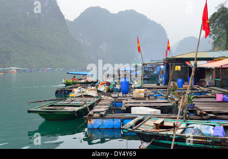 Haus Boote der Fischer der Halong Bucht schwimmenden Dorf eine dramatische Einstellung von Felsformationen und kristallklarem Wasser. Vietnam, Asien Stockfoto