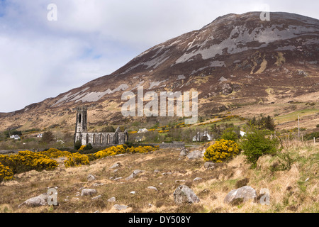 Irland, Co. Donegal, Dunlewey, verlassene Glenveagh Estate evangelische Kirche unter Mt Errigal Stockfoto