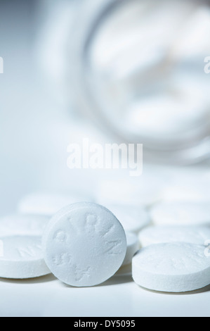 Aspirin-Tabletten. Generische 325mg Aspirin Tabletten Stockfoto