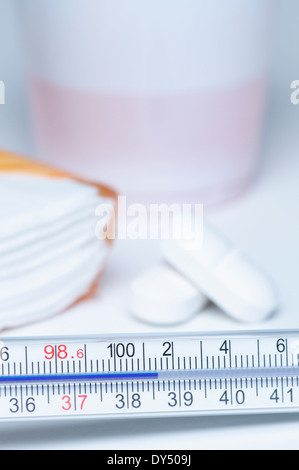 Thermometer, Pillen und Taschentücher Stockfoto