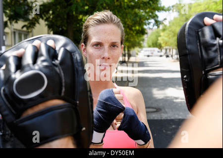 Boxerin und personal Trainer im park Stockfoto