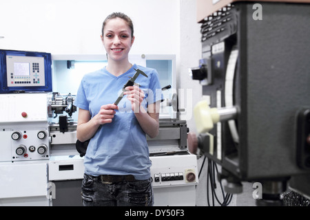 Porträt von weiblichen Ingenieur mit Werkzeug Stockfoto