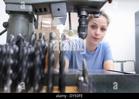 Porträt der Ingenieurin in Werkstatt Stockfoto