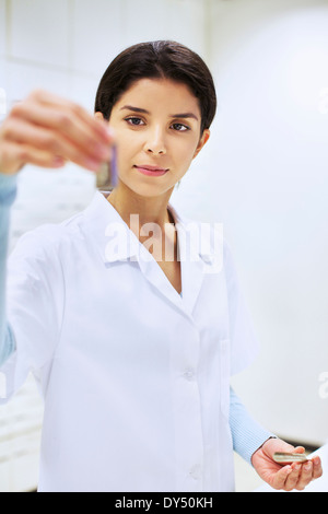 Junge Apothekerin Check-Medizin in der Apotheke Stockfoto