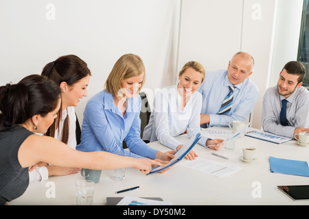 Business-Team, die herumsitzen und Besprechungstisch diskutieren Datei Stockfoto