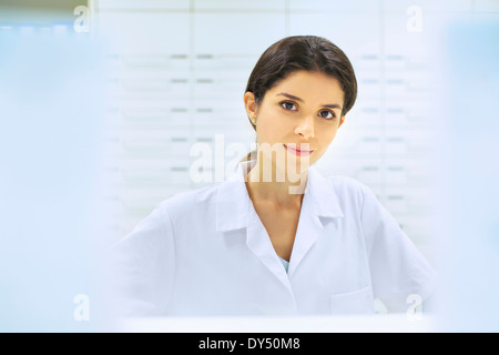 Porträt des jungen Apothekerin bei der Arbeit Stockfoto