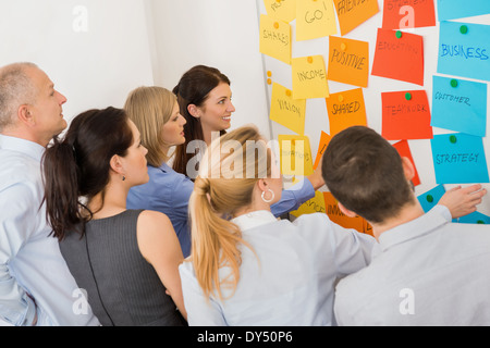 Geschäftskollegen brainstorming mehrfarbige Etiketten aufgeklebt Whiteboard in treffen Stockfoto