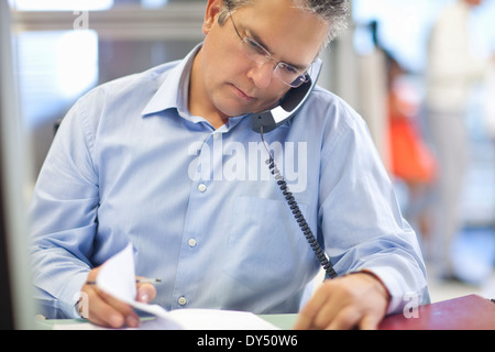 Reife Geschäftsmann Überprüfung sein Tagebuch Stockfoto