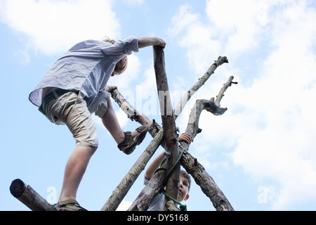 Jungen Klettern Filialstruktur Stockfoto