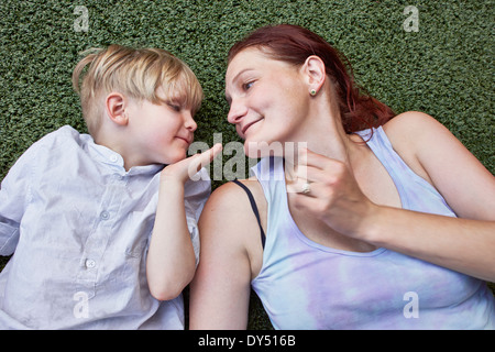 Boy bläst Kuss für Mutter Stockfoto