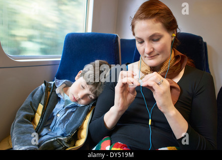 Mutter und Sohn sitzen auf dem Zug Stockfoto