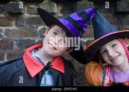 Porträt eines jungen und Mädchen in Halloween-Kostümen Stockfoto
