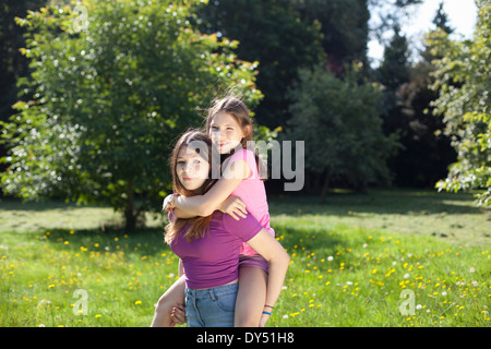 Porträt von zwei Schwestern im park Stockfoto