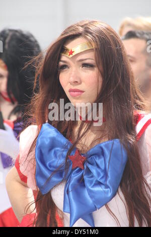 Rom, Italien. 6. April 2014. Menschen angezogen als Cosplay-Zeichen auf der Romics Messe in Rom. Bildnachweis: Gari Wyn Williams / Alamy Live News Stockfoto