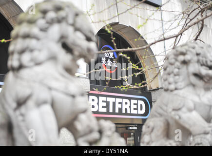 Gerrard Street, London, UK. 7. April 2014. Ein Betfred betting Shop in Ihrer Nähe die Löwen-Statuen in Chinatown. Bildnachweis: Matthew Chattle/Alamy Live-Nachrichten Stockfoto