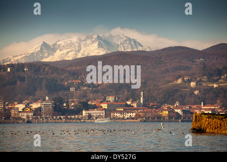 Arona und Monte Rosa über dem Lago Maggiore, Italien Stockfoto