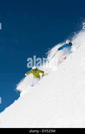 Männliche und weibliche Skifahrer Rennen bergab, Obergurgl, Österreich Stockfoto