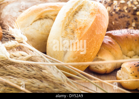 Verschiedene Backwaren wie Brot Brötchen mit Korn Stockfoto