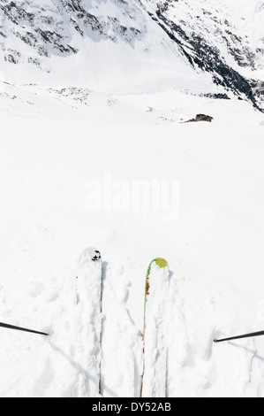 Skier und Skistöcke auf Piste, Obergurgl, Österreich Stockfoto