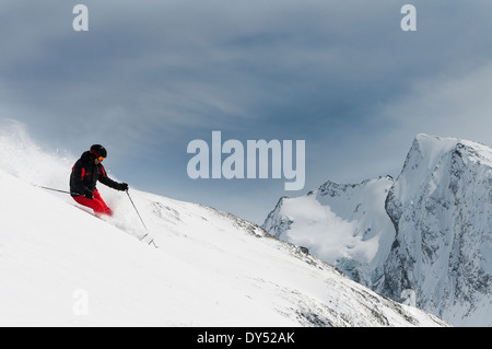 Mitte Männchen, Skifahren auf Piste, Obergurgl, Österreich Stockfoto