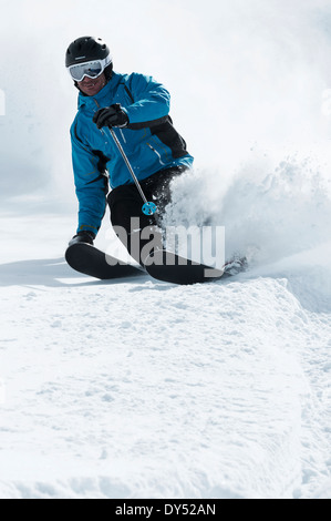 Mitte erwachsenen männlichen Skifahrer auf der Piste, Obergurgl, Österreich Stockfoto