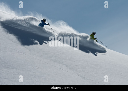 Weibliche und männliche Skifahrer Rennen bergab, Obergurgl, Österreich Stockfoto