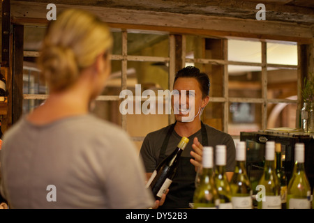 Sommelier Auswahl Flasche Wein im Wein-shop Stockfoto