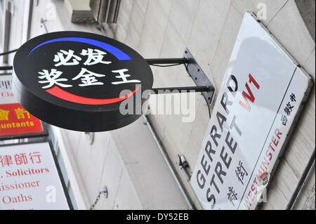 Gerrard Street, London, UK. 7. April 2014. Zeichen in Chinesisch für die Betfred betting Shop in Ihrer Nähe in Chinatown. Bildnachweis: Matthew Chattle/Alamy Live-Nachrichten Stockfoto