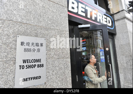 Gerrard Street, London, UK. 7. April 2014. Ein Mann verlässt ein Betfred betting Shop in der Gerrard Street, Chinatown. Bildnachweis: Matthew Chattle/Alamy Live-Nachrichten Stockfoto