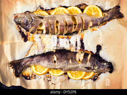 Zubereiteten Fisch gefüllt mit Zitrone und Gewürze auf den Tisch von oben Stockfoto